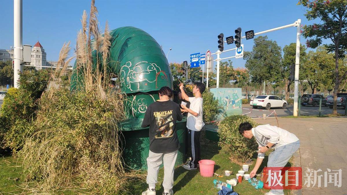 大学生用彩绘助力"光马",扮靓赛道装点沿途风景_团队_管道_环境