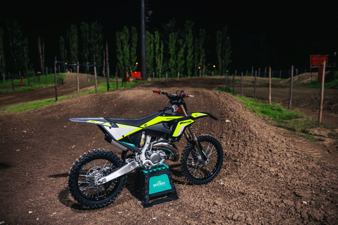 4 mm x 72 mm,排气量 249 cc,配备了著名的 ypvs 阀门控制系统,五档的