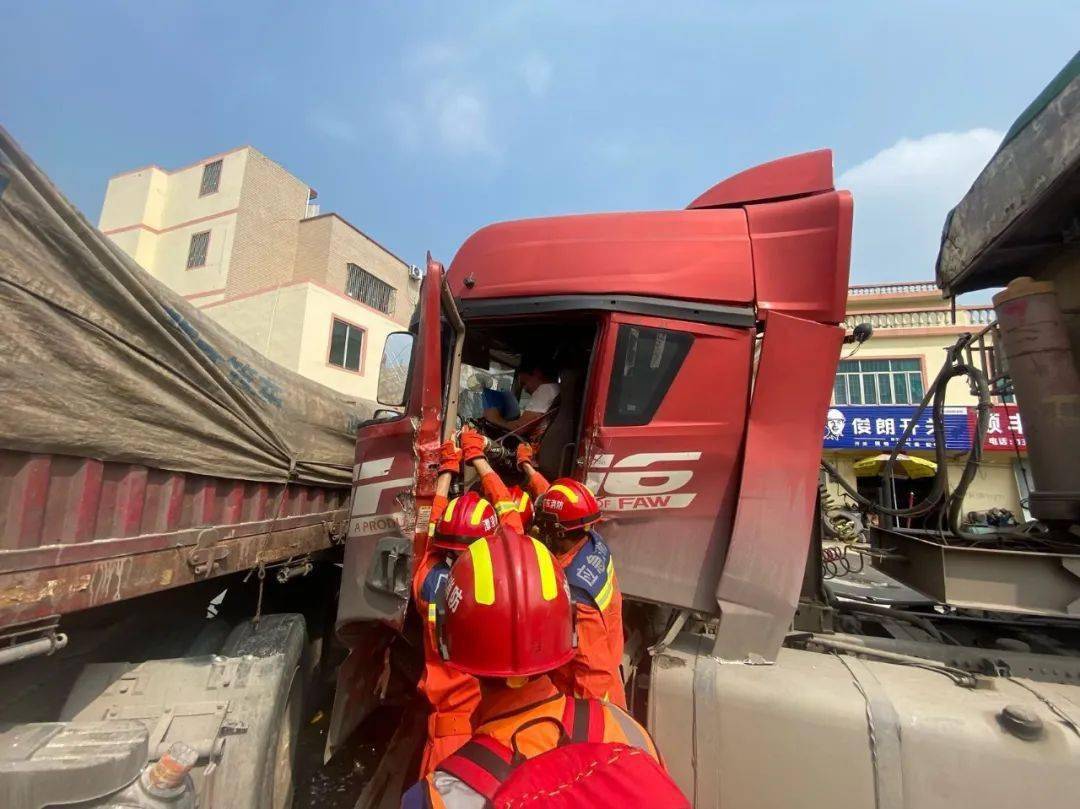 现场一片狼藉车辆零件散落一地其中一辆半挂车车头严重变形发现事故