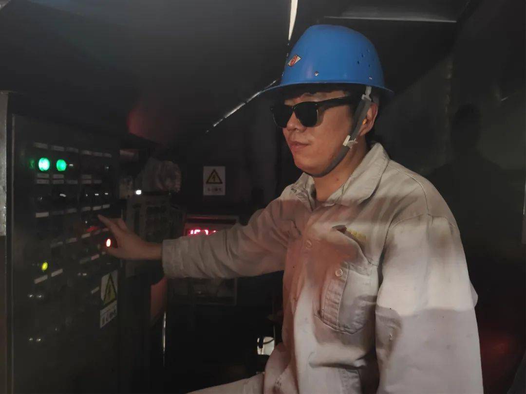 走上大包浇铸平台,就能看到戴着墨镜,全神贯注地盯着浇钢口的韩小忠