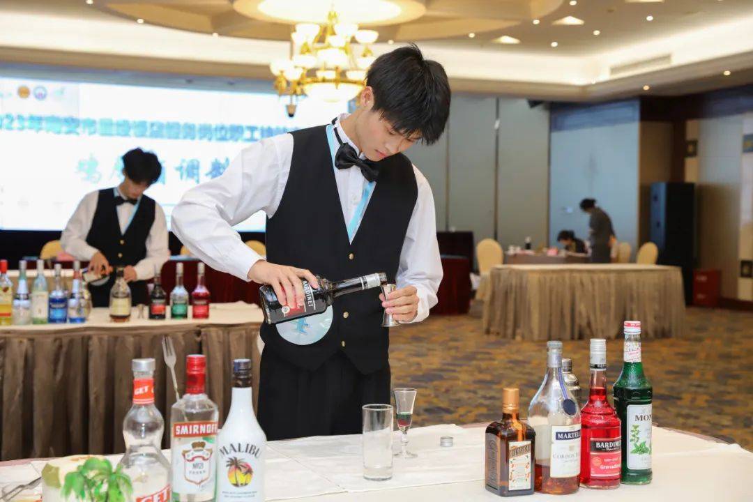 鸡尾酒调制西餐宴会摆台中餐宴会摆台中式铺床比赛期间,选手们沉着