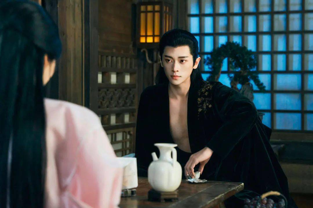 的浴池戏名场面,让人过目不忘的除了空气里的极限拉扯,还有丞磊的胸肌