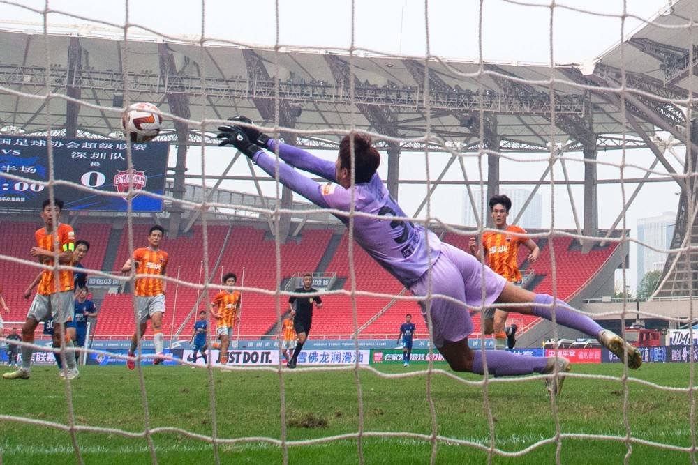 新华社记者肖艺九摄10月29日,深圳队球员陈国良(下)在比赛中错失进球