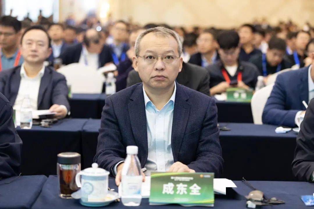 图为成东全在现场参会本次会议设立大会场,分会场以