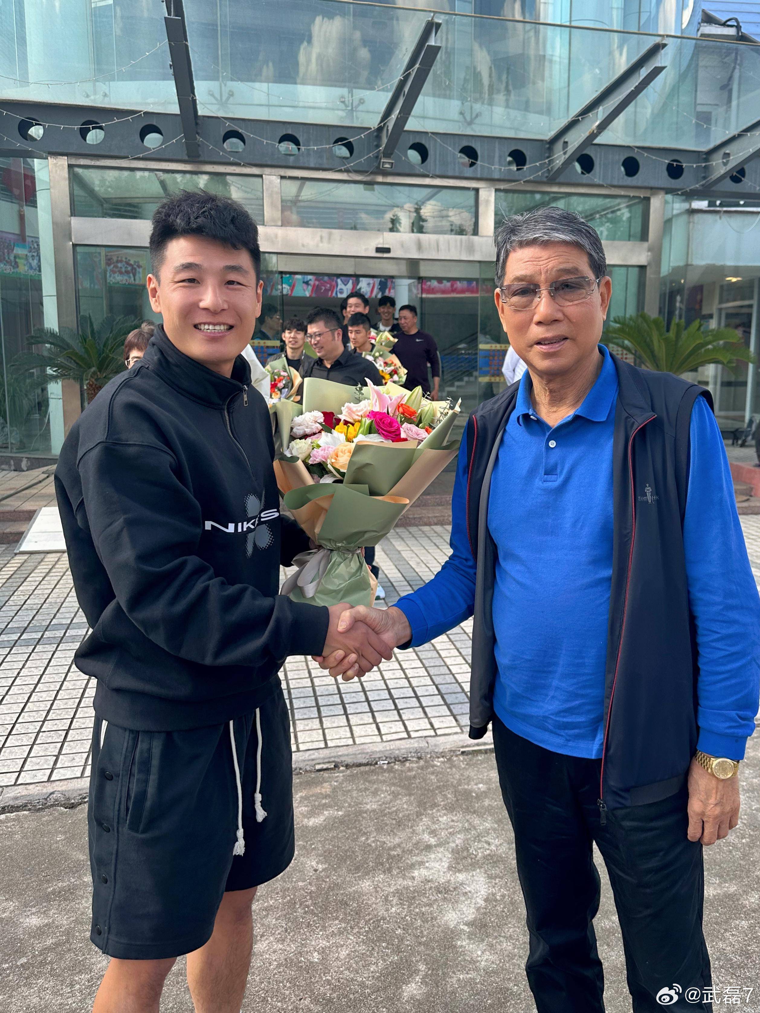 海港夺冠后崇明六虎看望恩师,徐根宝嘱咐蔡慧康不要乱发社媒,情绪上头