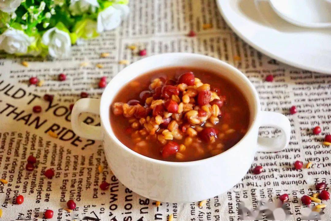 面包,学生纯牛奶加 餐长武烩肉菜,手撕包菜,臊子面,酸豇豆肉末炒饭