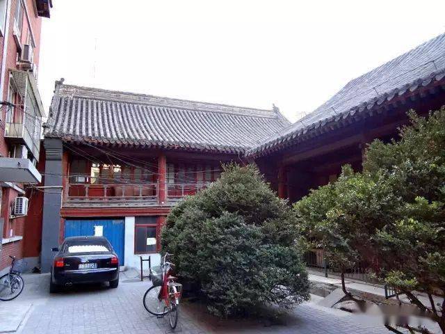 逸仙堂>匾额应该为纪念孙中山所改的名称后罩楼已完全被现代建筑替代