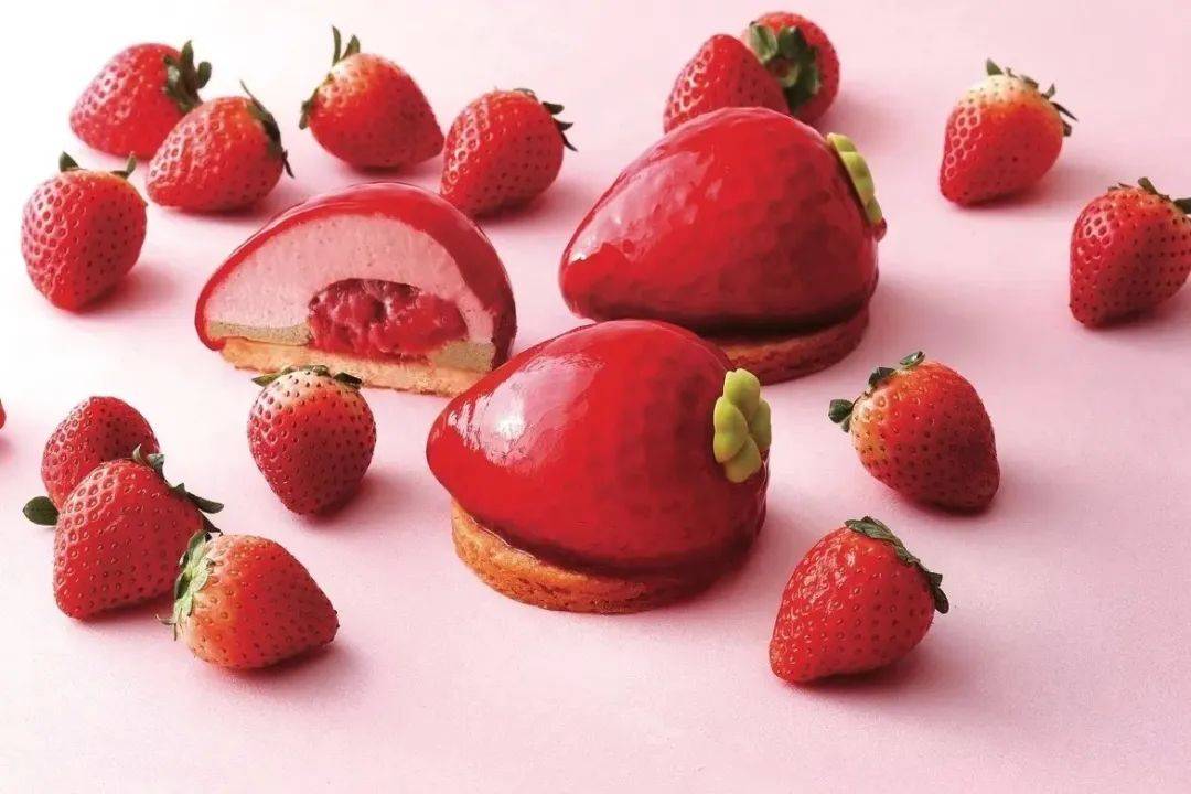 草莓 600日元:草莓形状的可爱蛋糕.草莓慕斯里有充足的果肉.