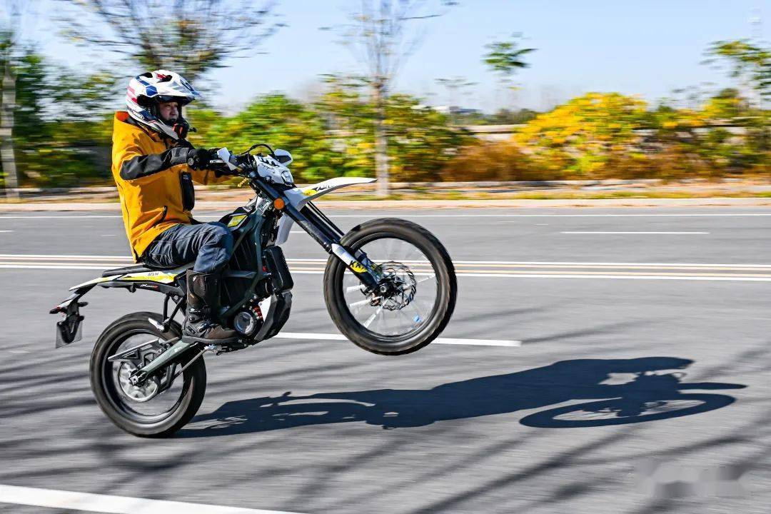 拥有440牛米的全能水桶机,试驾虬龙极蜂丨把玩_搜狐汽车_搜狐网