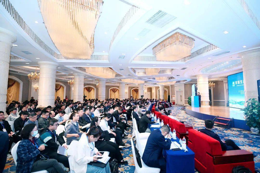 成都理工大学校长许强主持开幕式,首届生态地质环境专委会主任郑春苗