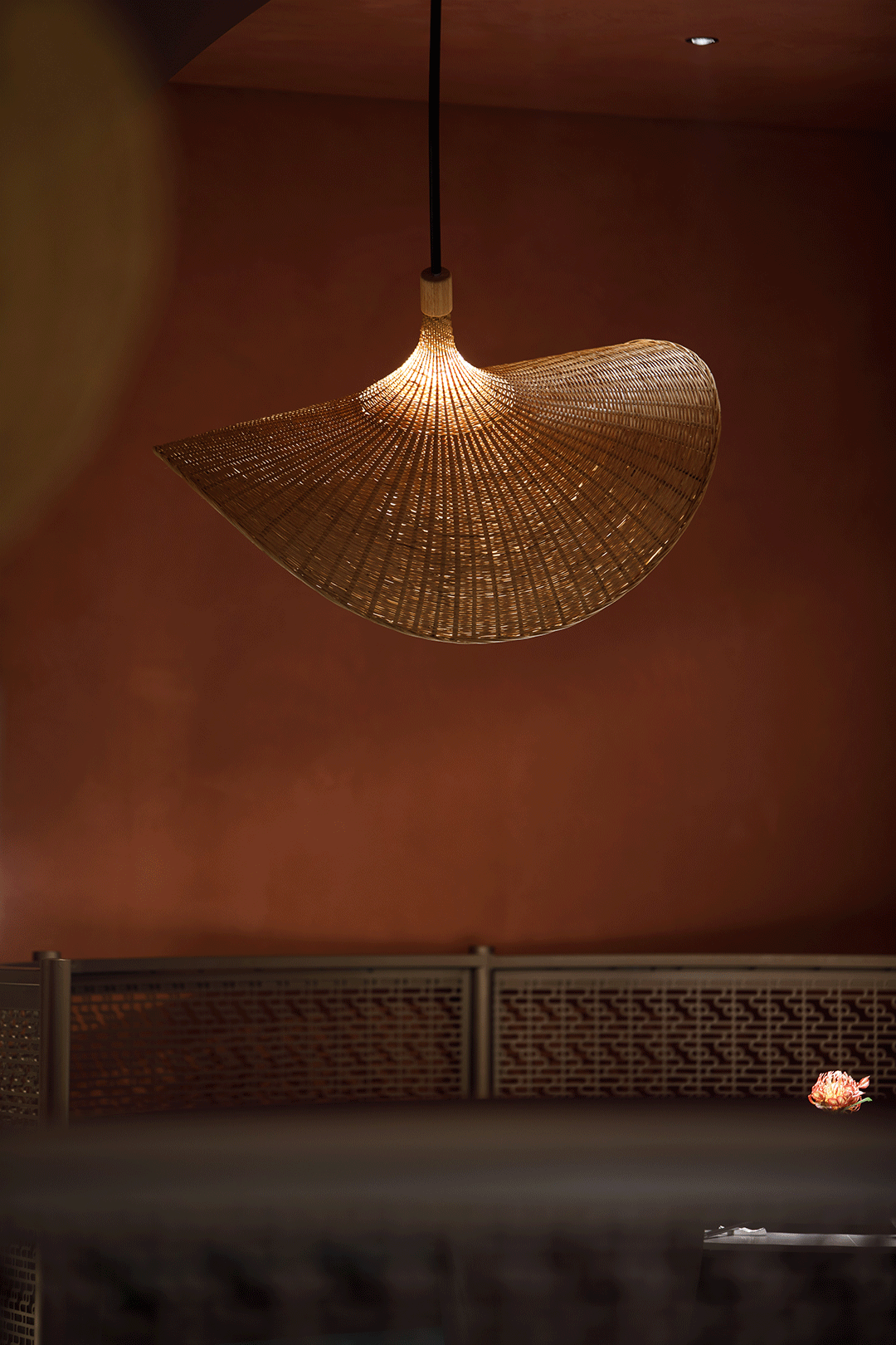 从建筑外部延展至一层空间,连续的拱形元素将西北传统的窑洞建筑风貌