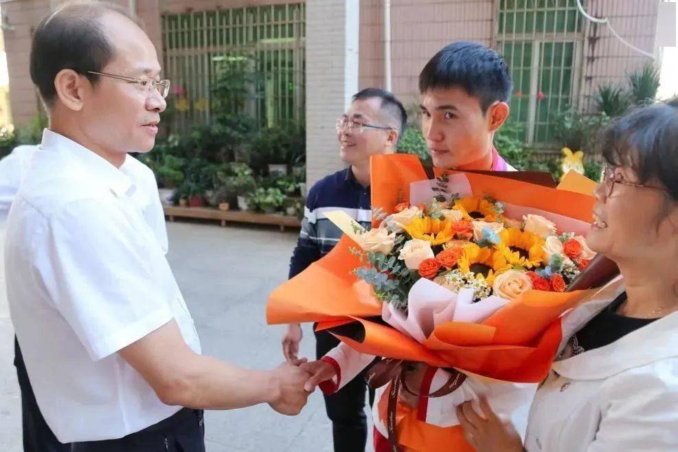 市教育局局长王传龙等看望慰问亚残运会盲足冠军钟亮