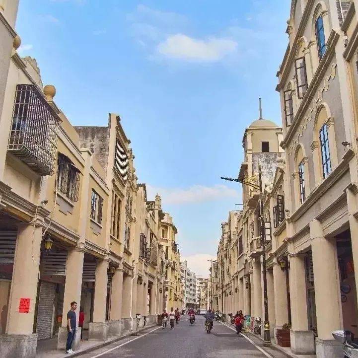 打卡北峰山森林公园,吸氧徒步爬山,住台山地标酒店,含2大1小早晚餐,吃