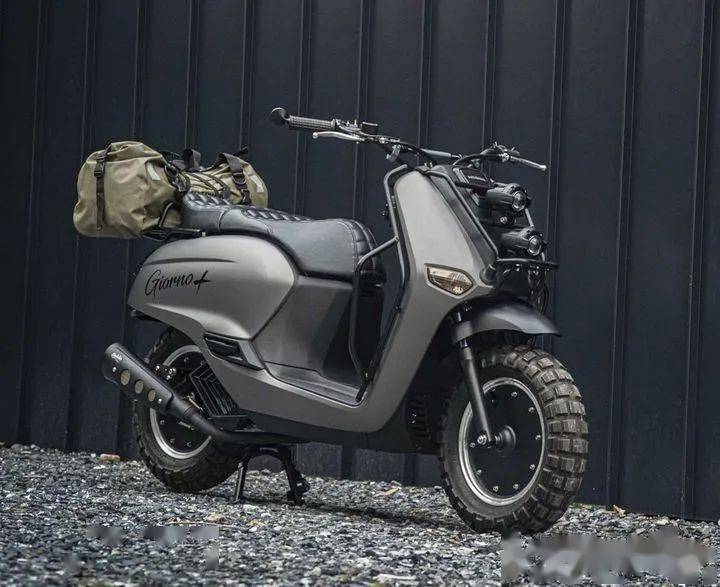 这部改装车基于本田最新款的giorno踏板车而改装,整车走向的是粗犷的