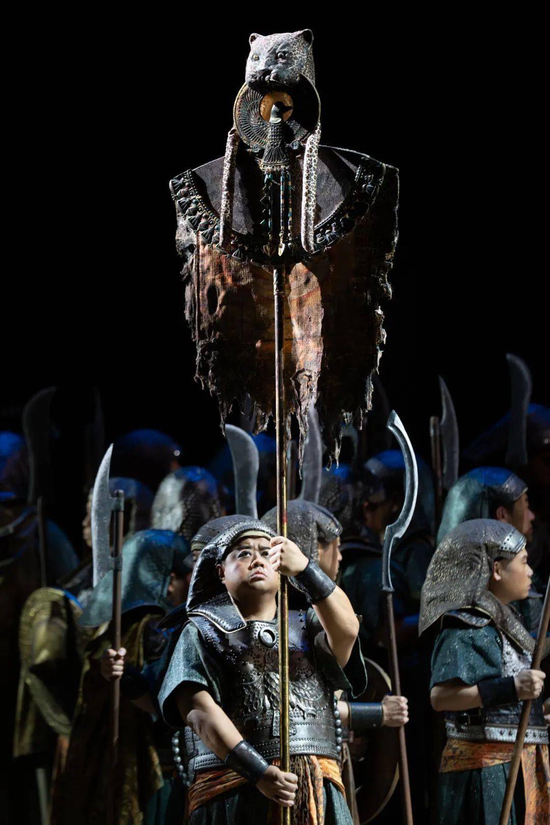 阿依达父亲阿莫纳斯洛饰演者达利博尔·耶尼施,以及朗