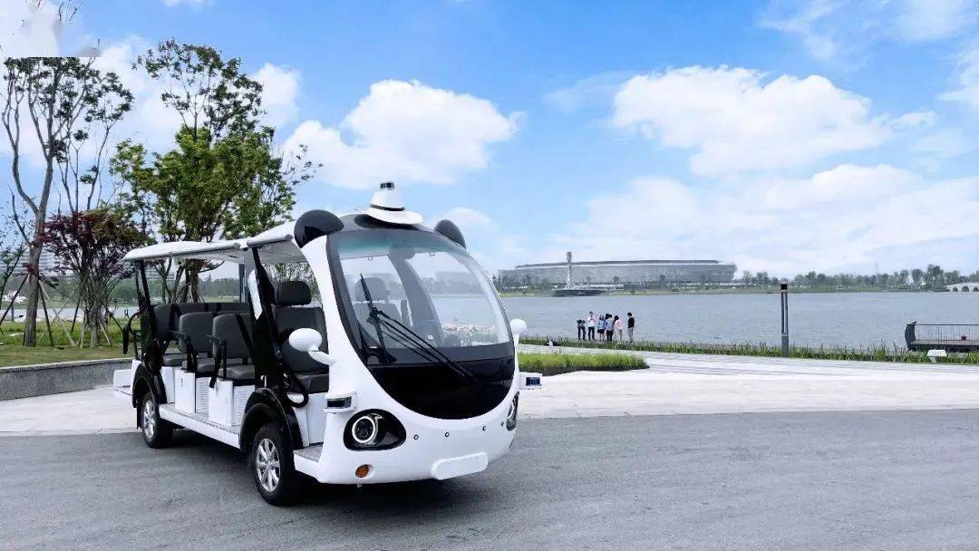 成都经开区还在东安湖体育公园打造无人清扫车,无人售卖车,智能观光车