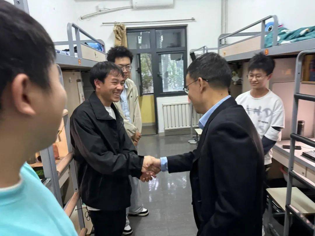 小宿舍 大思政—— 王海龙校长深入软件与通信学院学生宿舍座谈_中德
