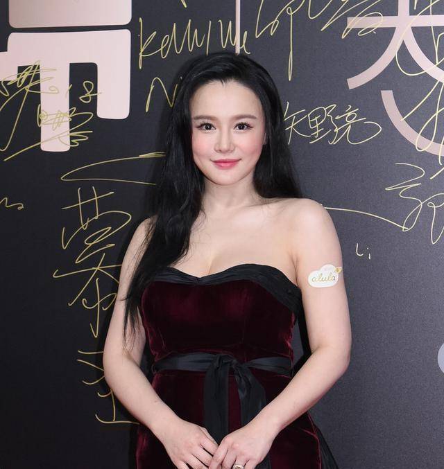 央视主持人杨璐晒工作照，妆容浮夸，还意外撞脸拳王娇妻冉莹颖_生活_照片_穿着