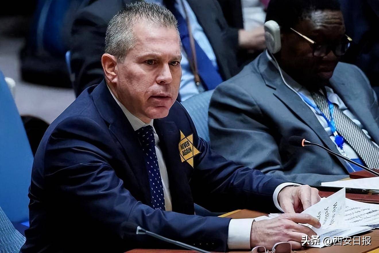 发言时,埃尔丹和代表团成员站起身,一起佩戴上了黄色六芒星标志,并