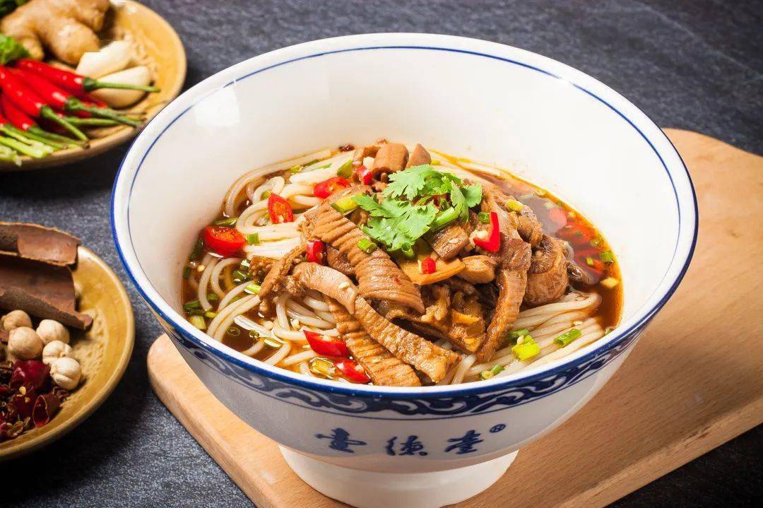 红烧牛杂粉每年壹德壹都有很多慕名而来的外地游客,是外地游必备的