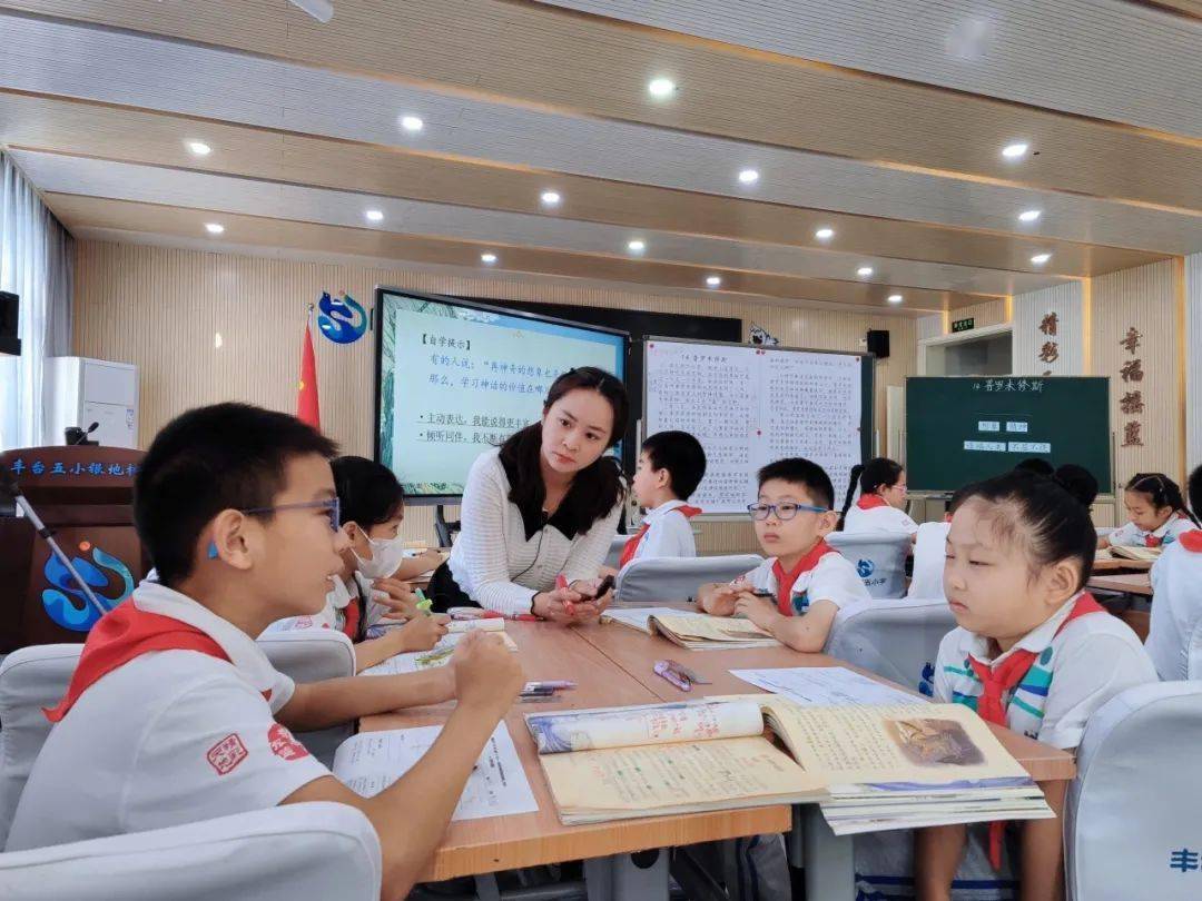 孙珊老师引领四(1)班学生开启神话故事的探究之旅.