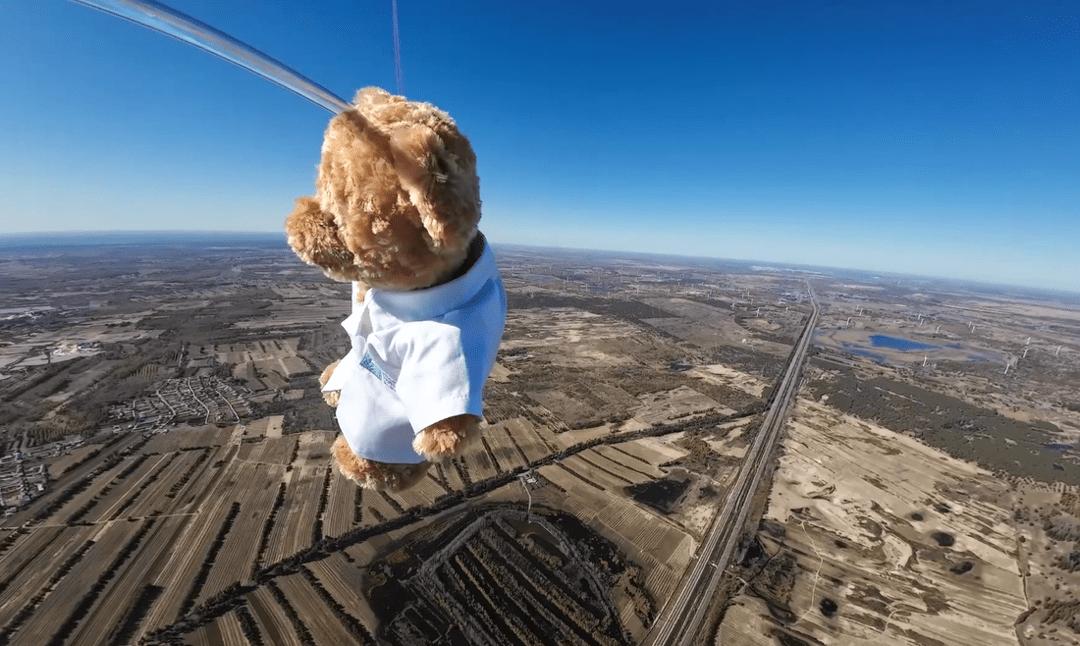 玩具熊飞上万米高空与地球合影!