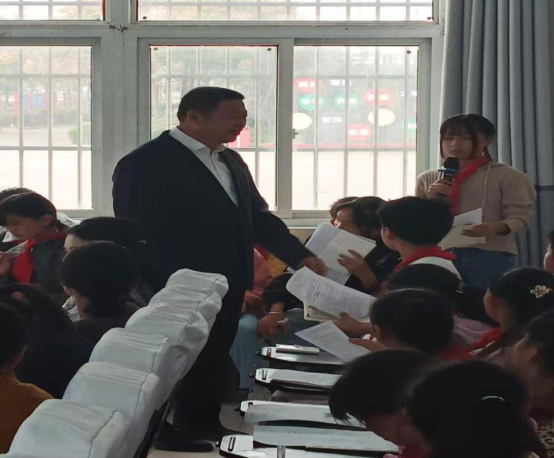 安徽省五河县教体局关工委报告团成员夏玉桥走进白徐小学作公益作文