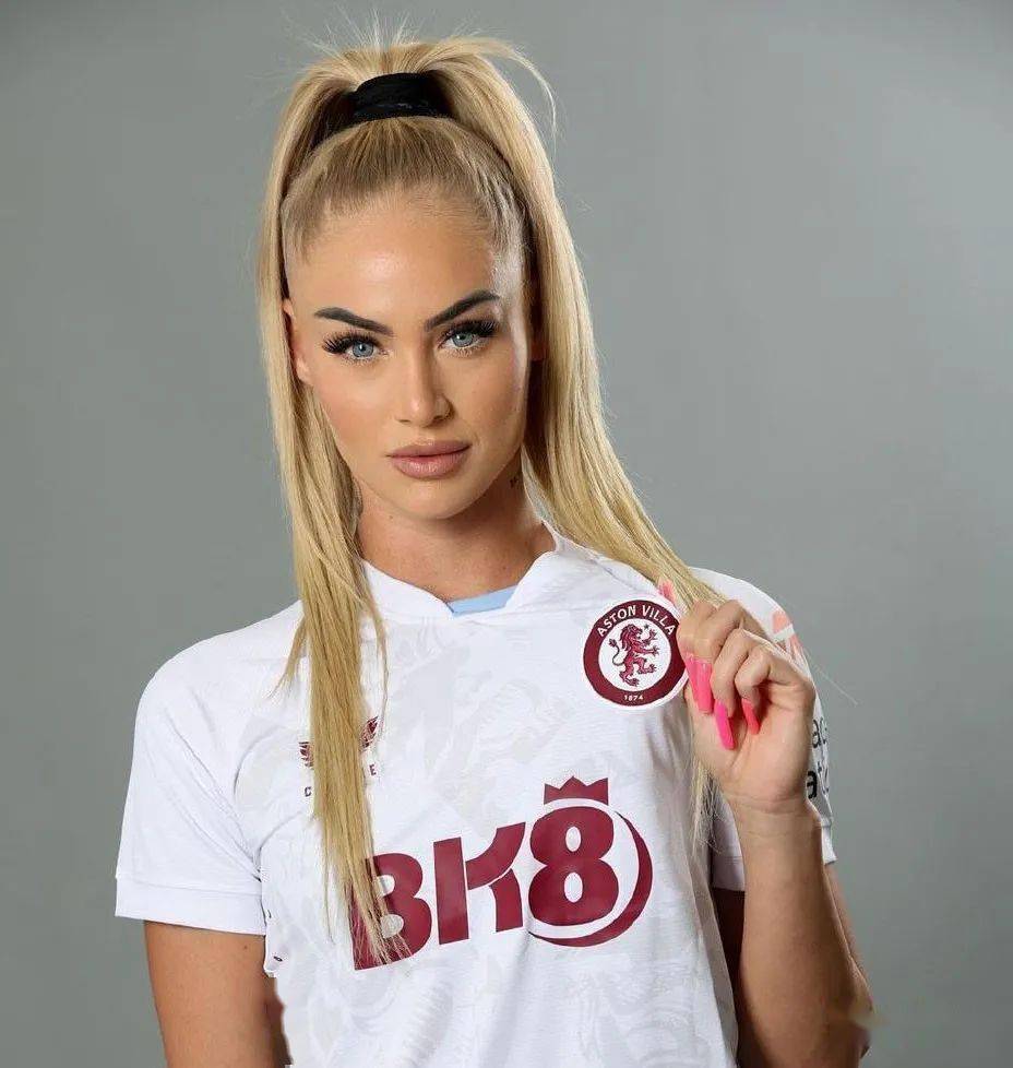 24岁的阿丽莎-莱曼目前效力于英超维拉女足,曾被杂志评为全球最美女足