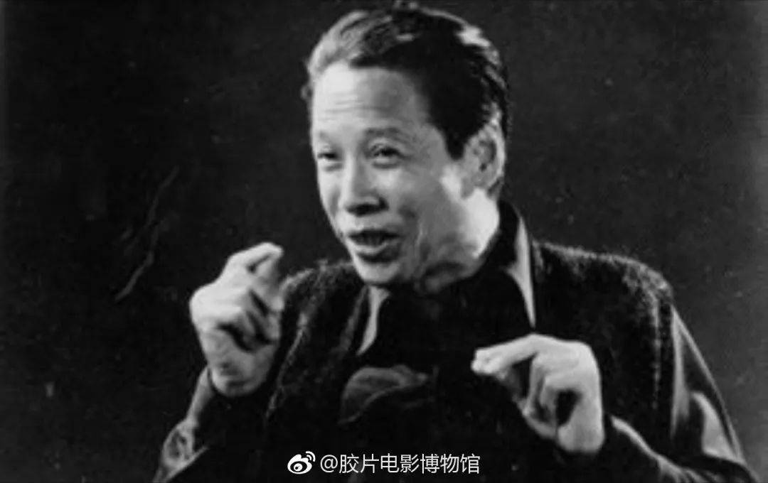 个个都围喺收音机前边听张悦楷讲故仔.