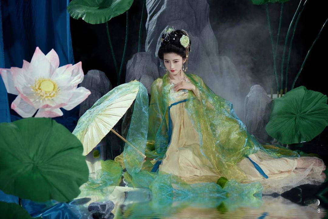 刚开始的时候我喜欢专辑里的《瓜洲度》《西米巷》《梨花落》,慢慢地