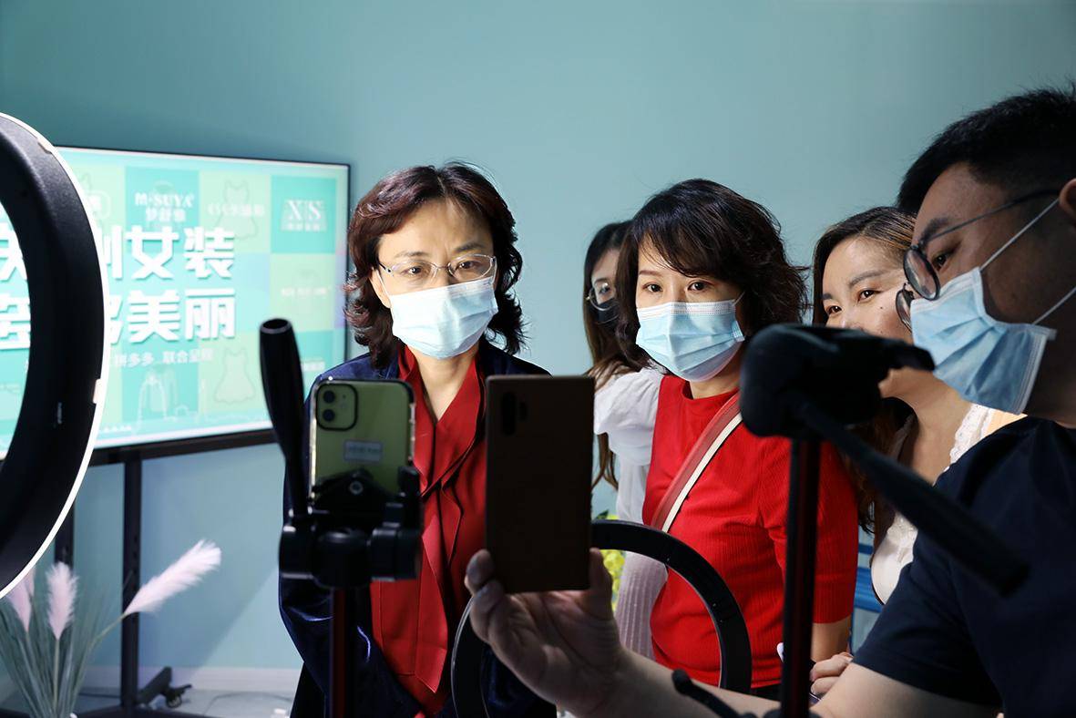 郑州副市长孙晓红担纲"女子天团"团长,为当地女装直播带货_多多_五大