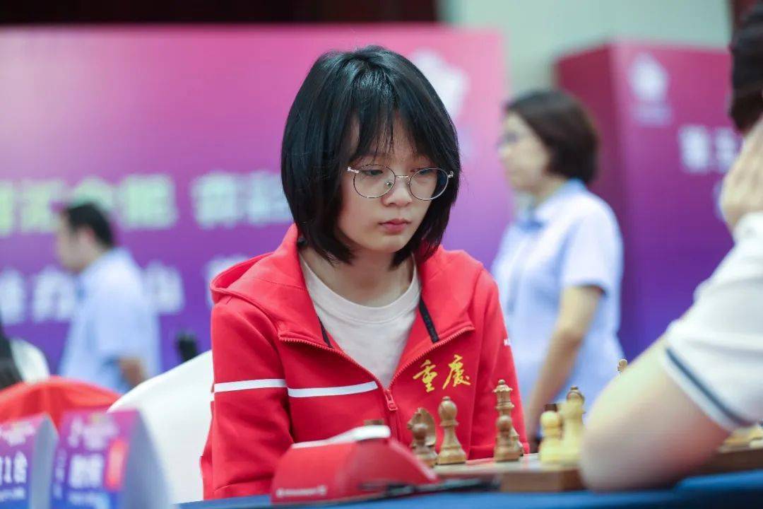 前三名运动员颁奖周影为女子个人快棋赛前三名棋手颁奖田红卫为男子个
