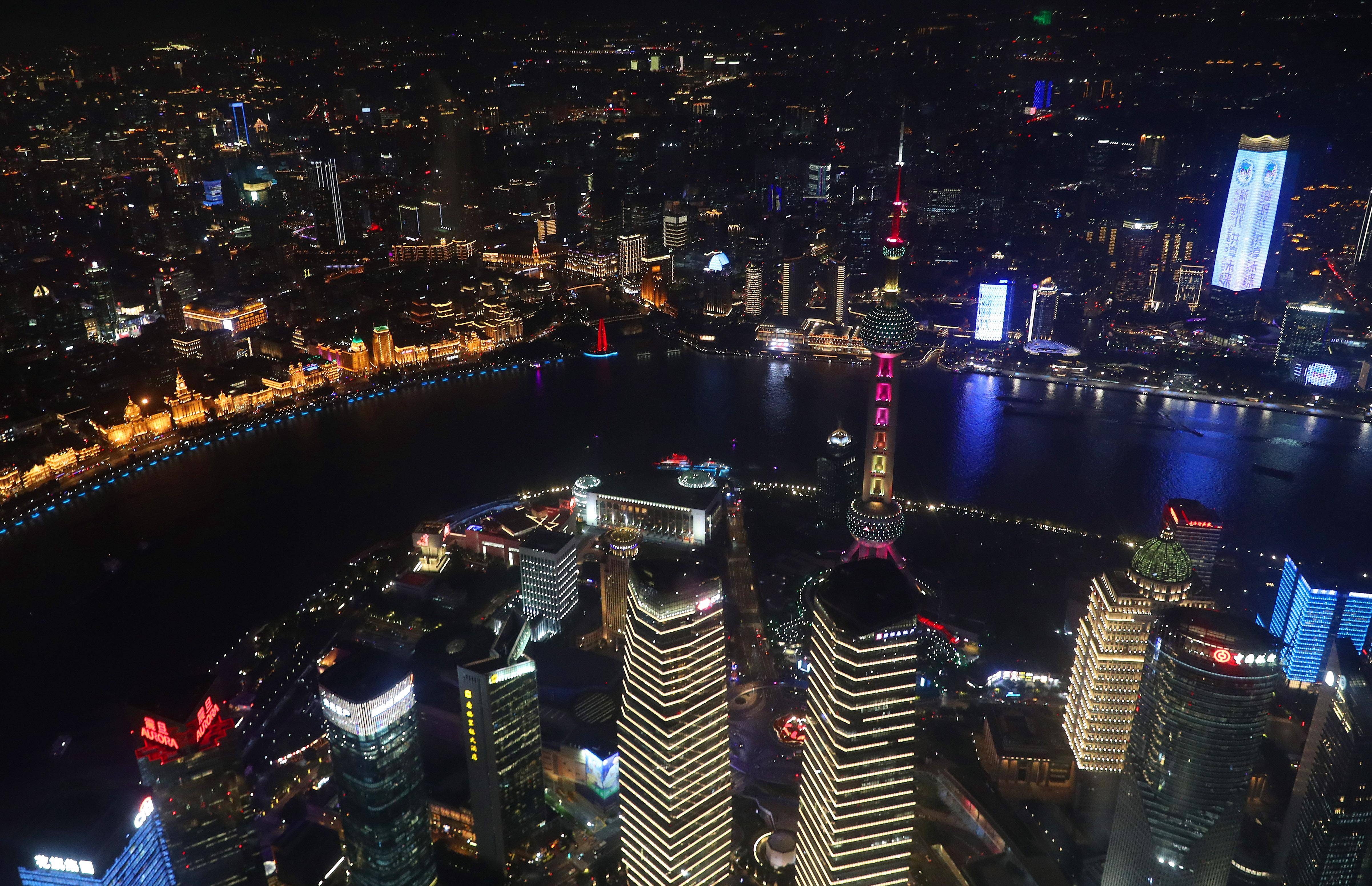 11月3日,从上海中心观光厅俯瞰市区夜景,浦西白玉兰广场(右上)在楼