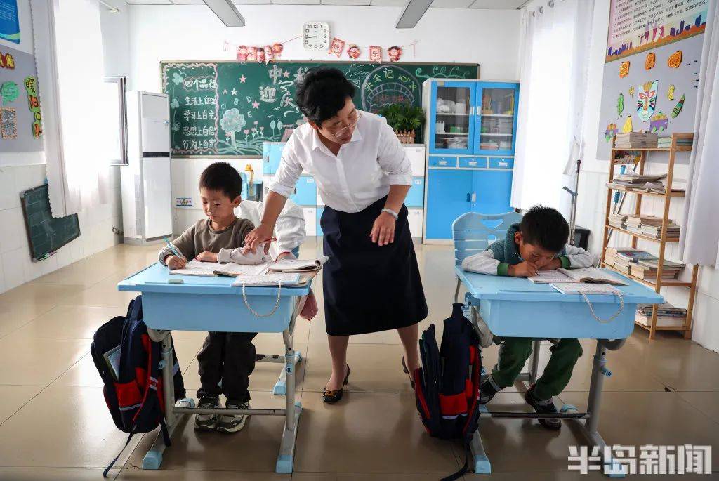 而现在的青山小学,就是黄山口中学撤校后搬迁过来的.