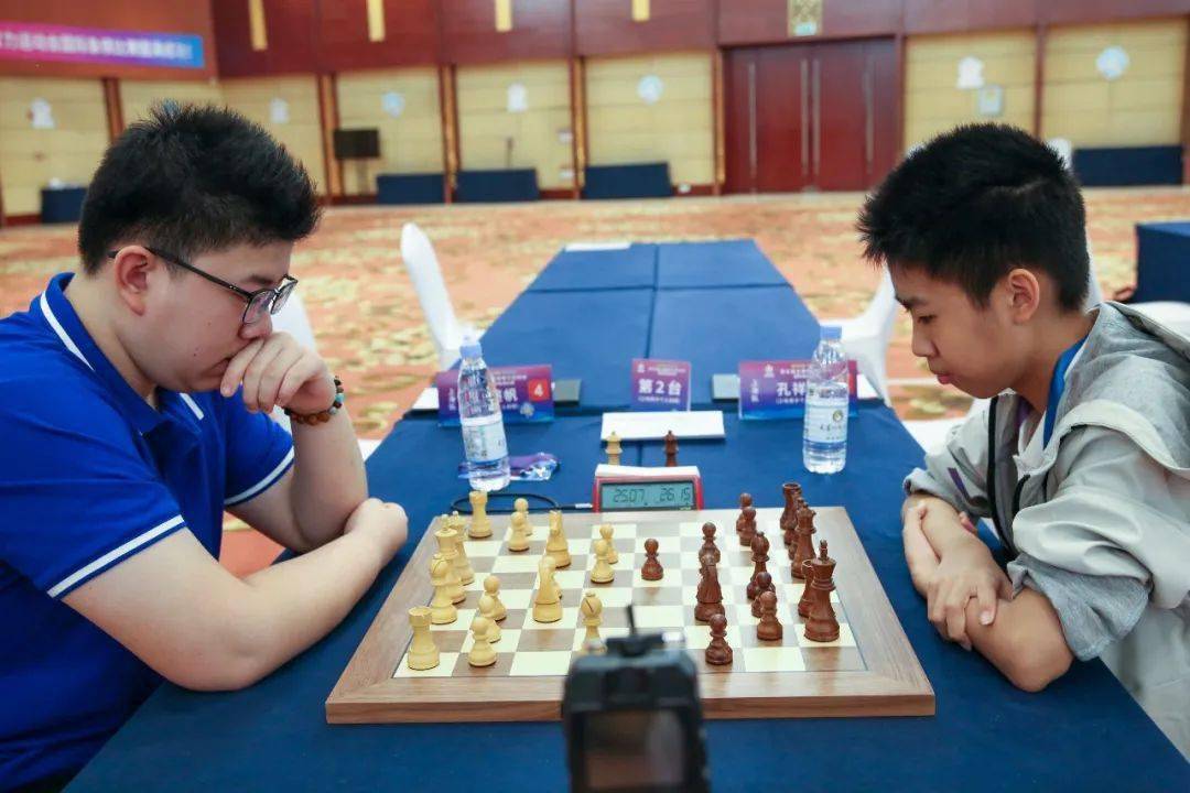前三名运动员颁奖周影为女子个人快棋赛前三名棋手颁奖田红卫为男子个