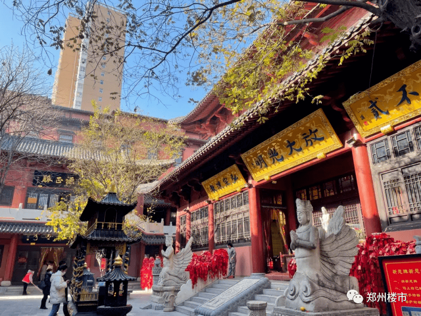 也没有杭州,洛阳那种信手拈来的动人传说,一个年纪不大的大观音寺都被