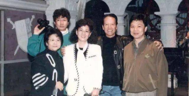 她与著名粤语讲古大师张悦楷合作的《芙蓉镇》,是首部双人粤语讲古