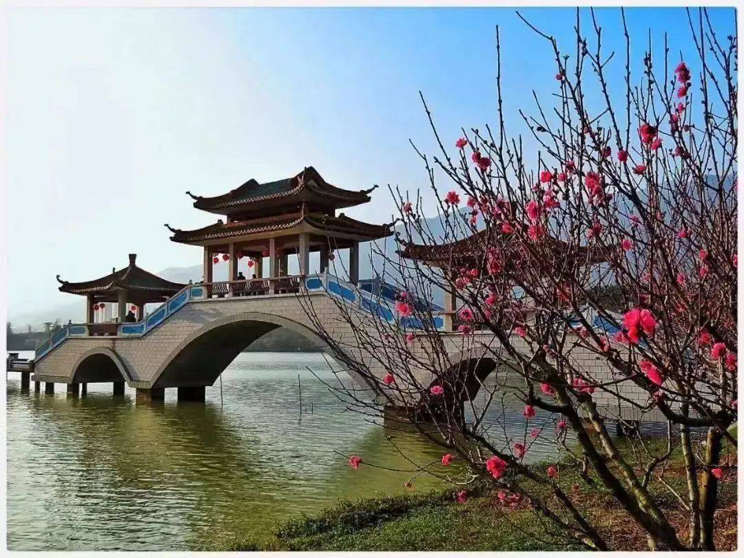 七星岩北门广场 来源:肇庆市旅游局△东湖公园△砚阳湖公园△雏利