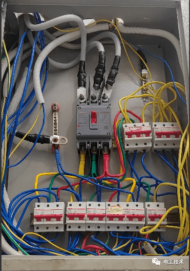 电工接的配电箱,能找到3个错误以上的,都是老电工!_问题_标识_鼻子