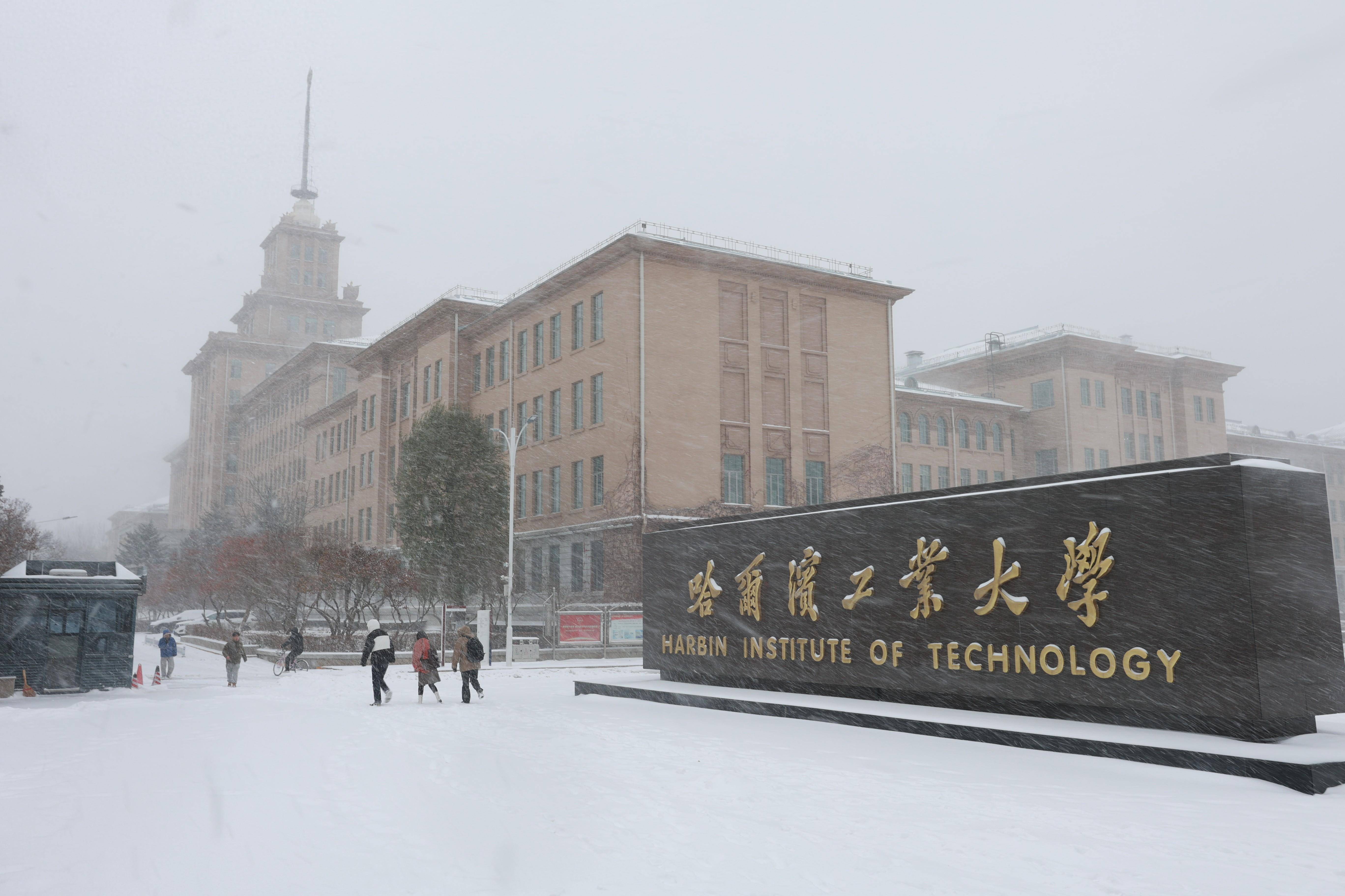 哈尔滨工业大学 室外冰天雪地 暖廊温暖如春