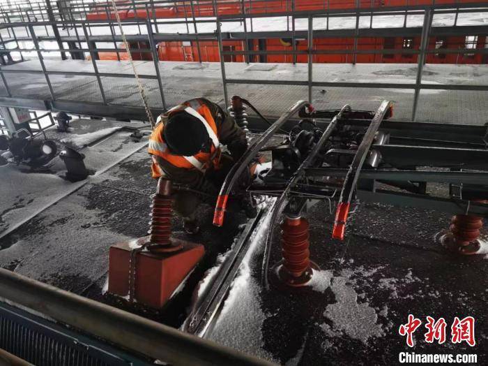哈铁:机车穿上"防寒衣"铁路运输更安全_哈尔滨_机务段_铜基