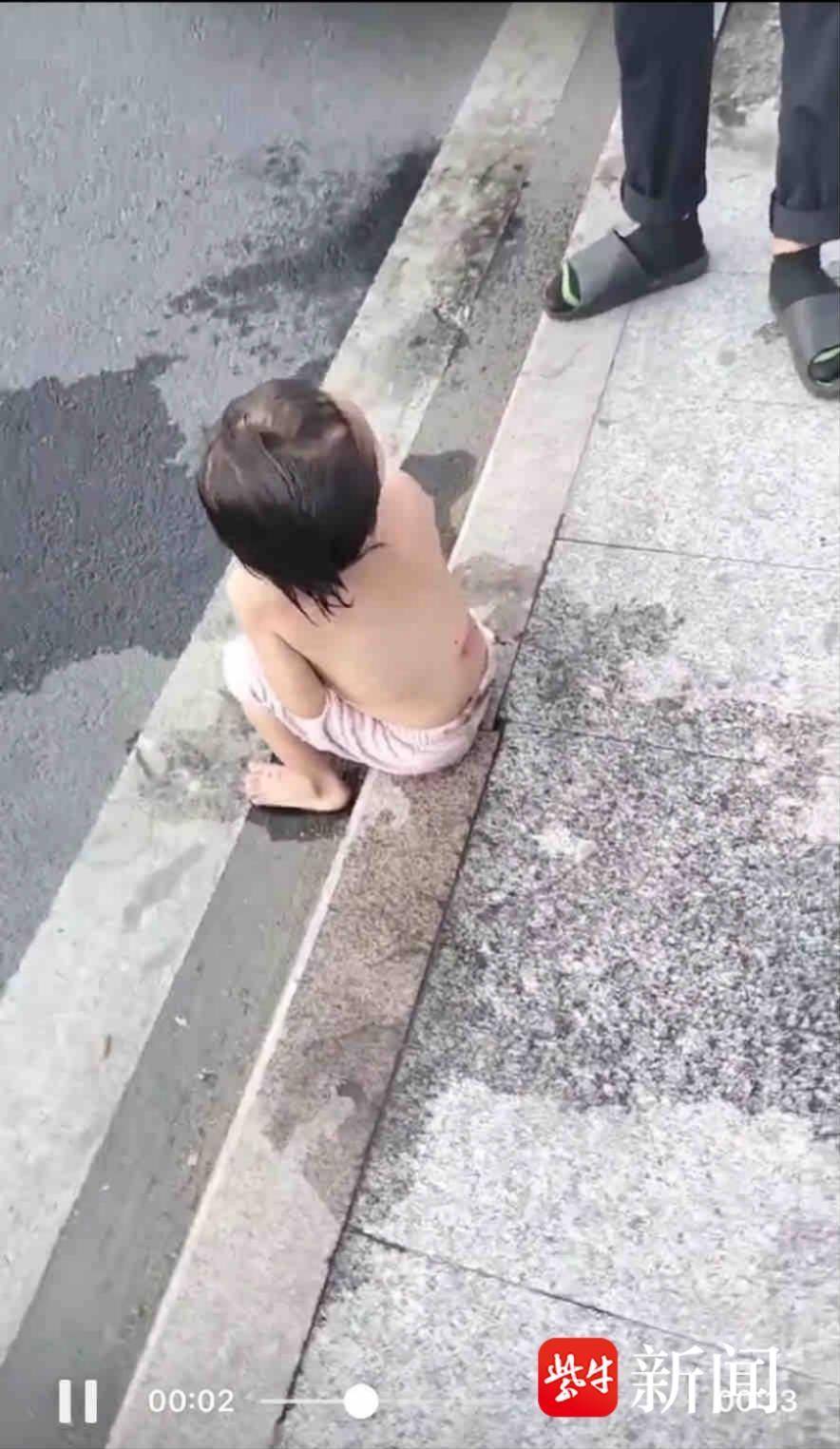广东一女子骑车把女孩扔下池塘，村干部回应：警方已介入，女孩被救起-第3张图片-太平洋在线下载