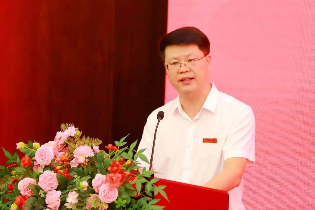 吕正校长介绍筹备基本情况,宣读《100周年校庆第一号公告》.