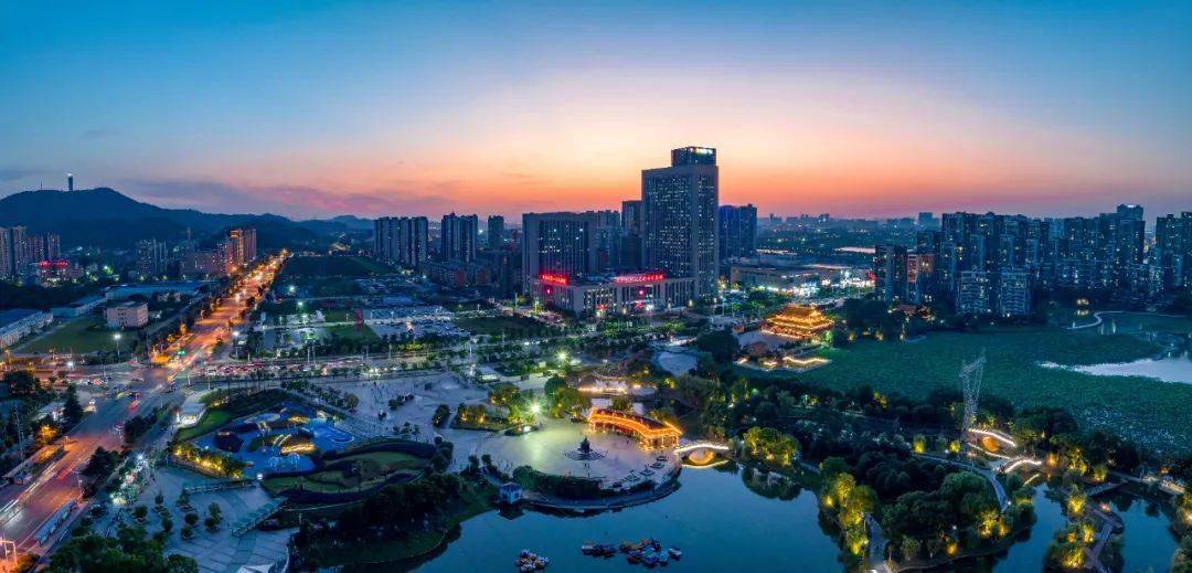 谭鑫培公园江夏融媒摄影队 舒运平在欣赏夕阳时幸运的你有机会见证