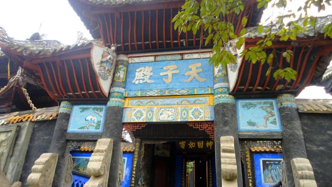 是有"中国神曲之乡""鬼国京都"之称的丰都鬼城,在这里有哼哈祠,天子殿