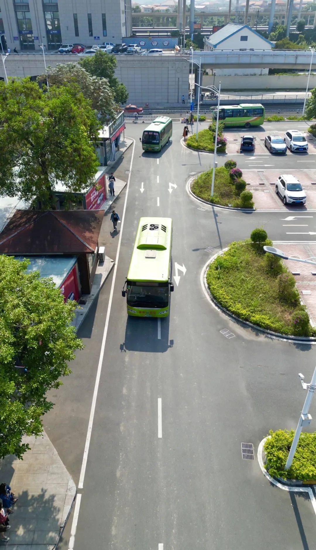 10月30日上午起,漳州动车站始发的15条公交线路145辆公交车已由原客运