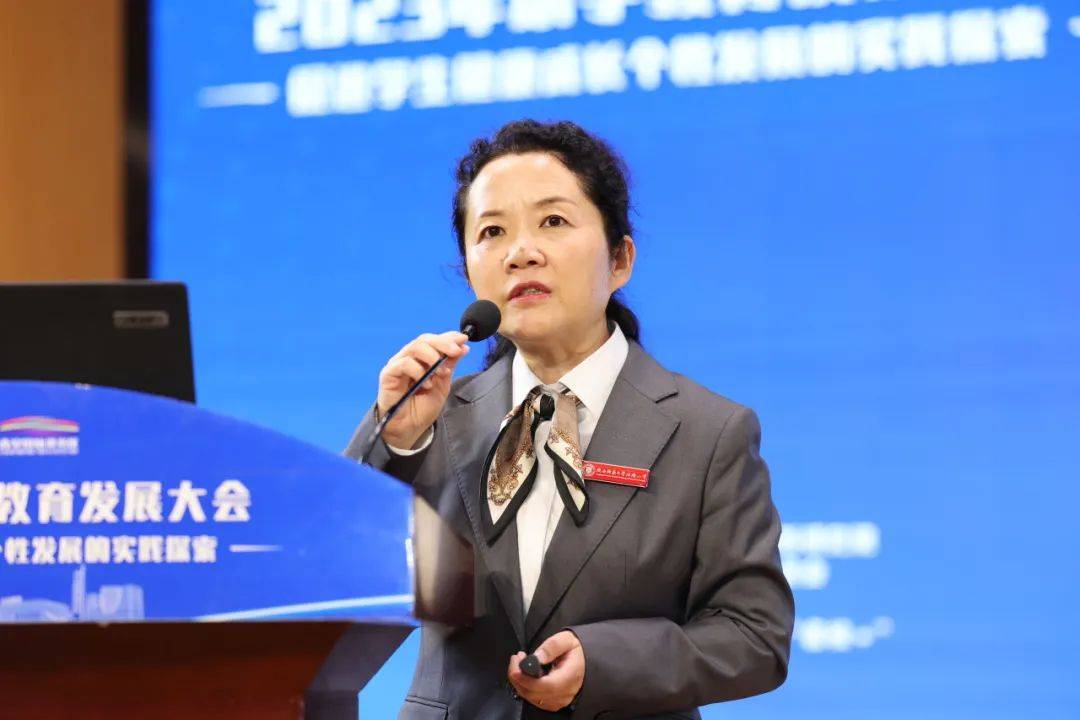 李文玲教授作了题为《阅读教育的新视野》的报告,分别从未来教育的