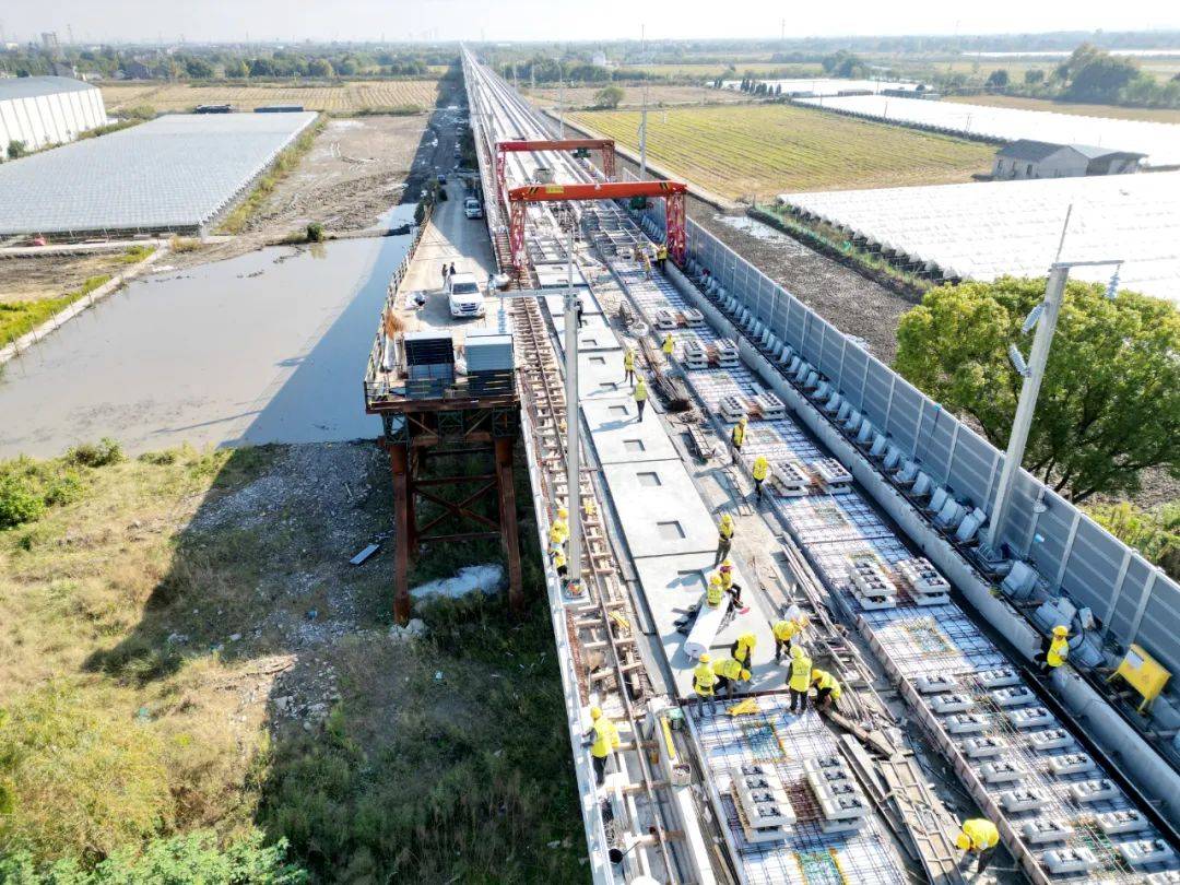 坚实基础为沪苏湖铁路后续铺轨无砟轨道施工全部完成沪苏湖铁路南浔段