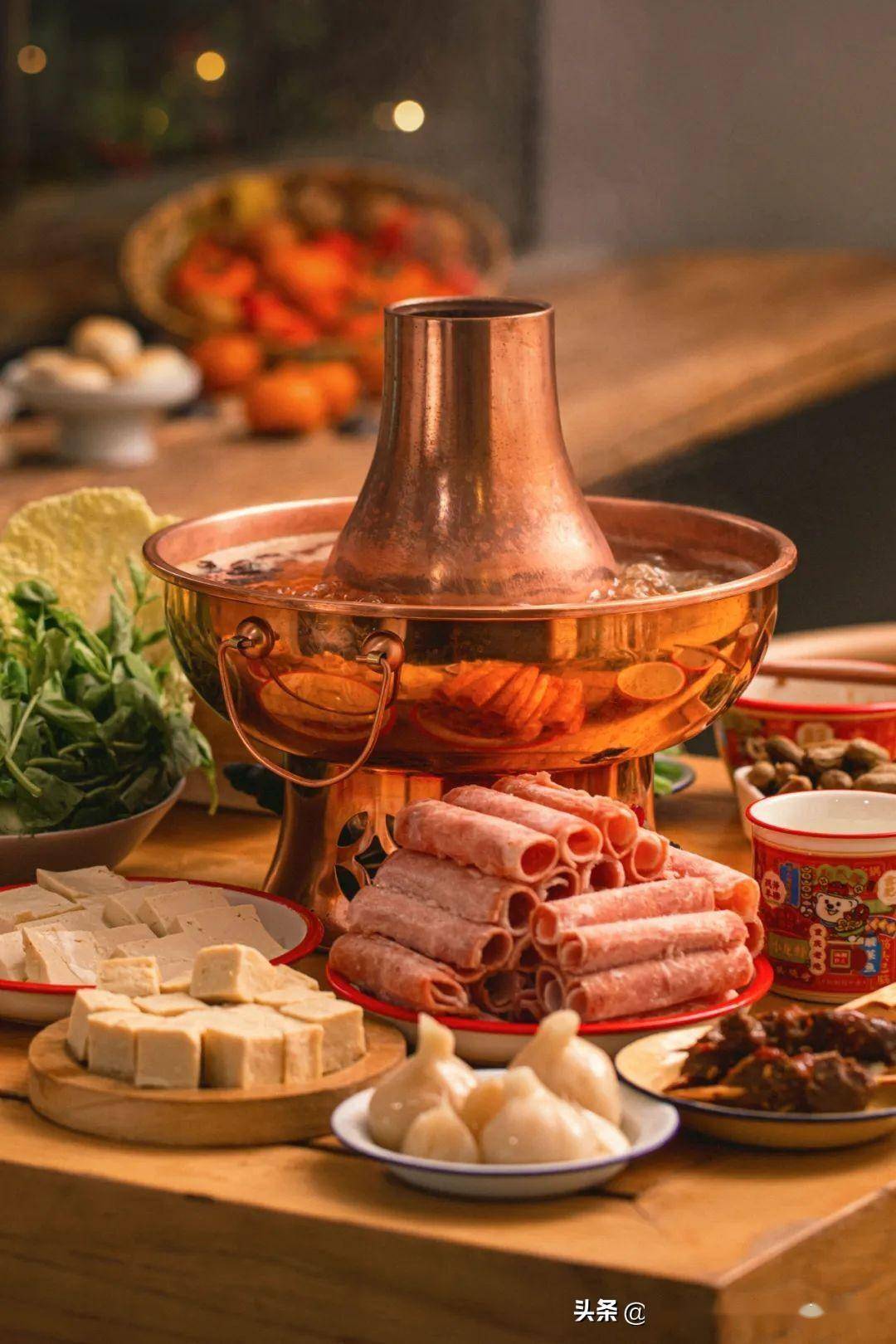 摄影/朱梦菲但北方羊肉火锅里,豪横只是表象,对羊肉处理的细腻才是