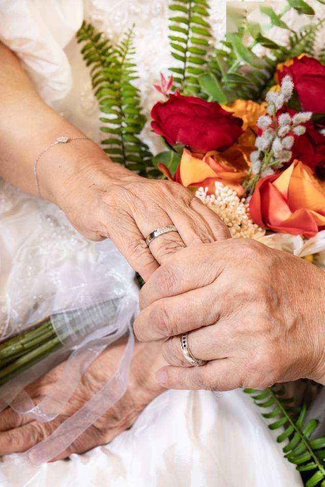 dr钻戒真爱之光点亮武汉,真爱志愿者定格86岁夫妻真爱瞬间_奶奶_爷爷